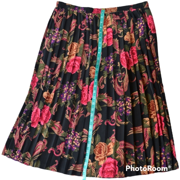 Beautiful Floral and Paisley Alfred Dunner Matching Skirt and Blouse Set - Picture 12 of 16